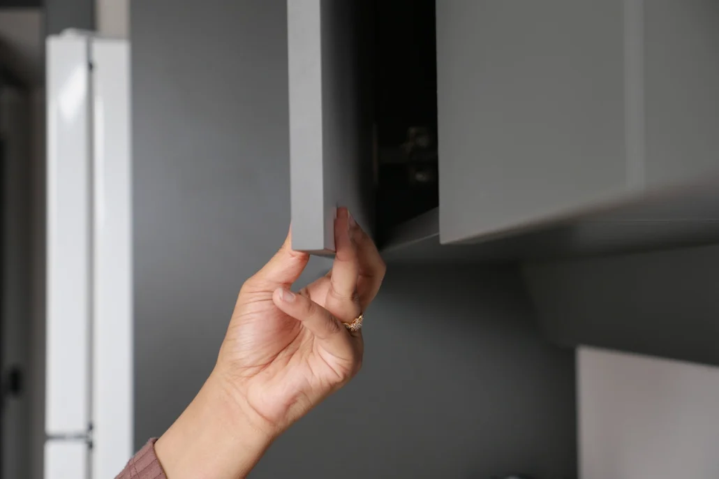 نمایش زوار درب کابینت که با رنگ طوسی پوشده شده است